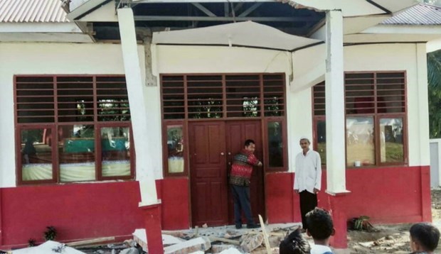 Al menos dos muertos y 20 heridos por terremoto en Indonesia hinh anh 1