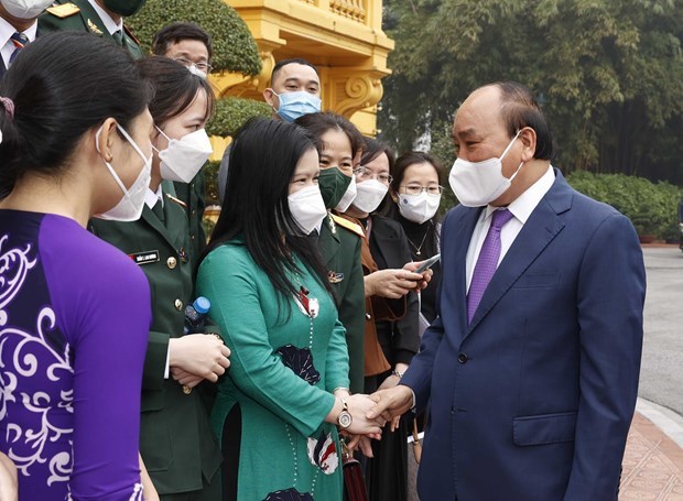 Presidente vietnamita honra aportes de personal medico al desarrollo nacional hinh anh 1