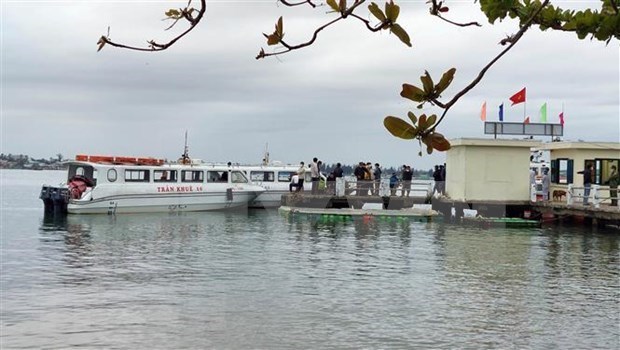 Aceleran socorro por accidente fluvial en sitio turistico en Vietnam hinh anh 1
