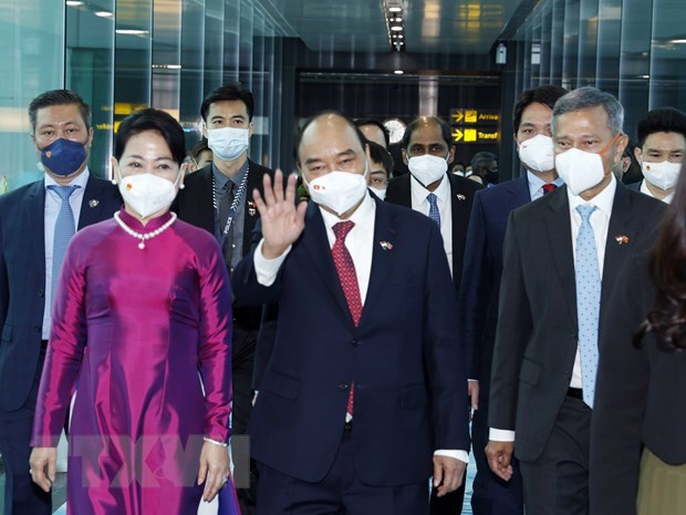 Presidente vietnamita llega a Hanoi concluyendo visita estatal a Singapur hinh anh 1