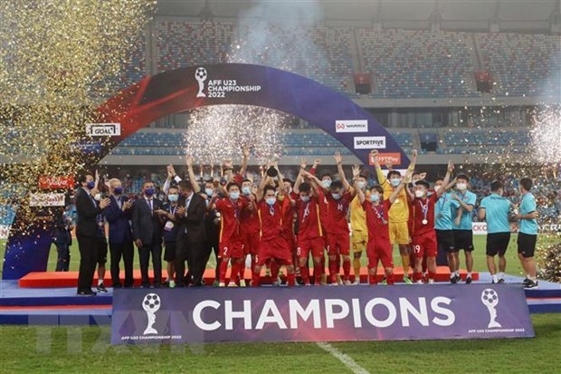 Dirigentes vietnamitas felicitan a seleccion de futbol sub-23 por ganar campeonato regional hinh anh 1