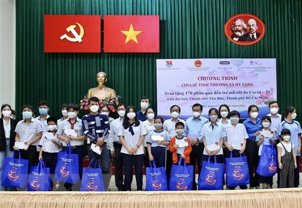 Entregan donaciones a ninos huerfanos por COVID-19 en Ciudad Ho Chi Minh hinh anh 1