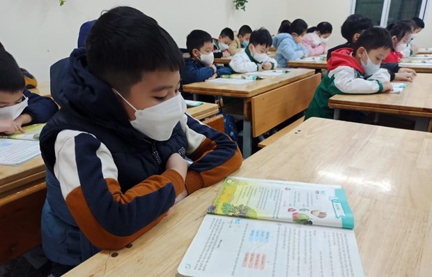 Alumnos en distritos suburbanos de Hanoi retoman el aprendizaje en linea hinh anh 1