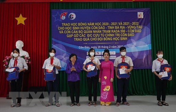 Otorgan becas a estudiantes desfavorecidos en isla vietnamita de Con Dao hinh anh 1
