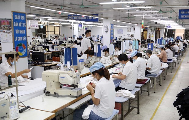 Empresas vietnamitas se adaptan a escasez de trabajadores por COVID-19 hinh anh 1