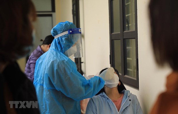COVID-19: Numero de casos nuevos diarios en Vietnam supera 100 mil hinh anh 1