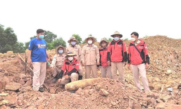 Extraen bomba remanente de guerra en provincia vietnamita de Quang Binh hinh anh 1