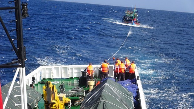 Remolcan a puerto seguro a barco pesquero vietnamita en dificultades hinh anh 1