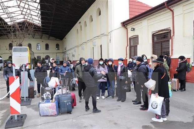 Ciudadanos vietnamitas en vuelos de repatriacion de Ucrania no necesitan someterse a prueba del COVID-19 hinh anh 1