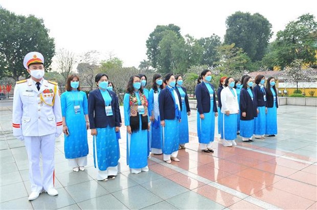 Delegadas del Congreso Nacional de Mujeres rinden tributo al Presidente Ho Chi Minh hinh anh 2