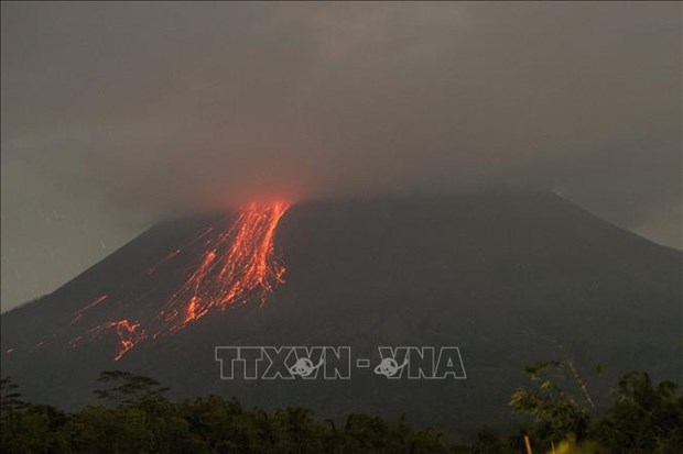 Cientos de personas evacuadas por erupcion de volcan Merapi en Indonesia hinh anh 1