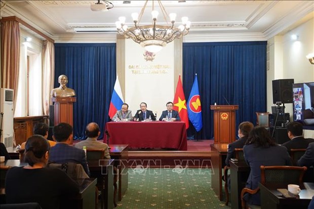 Debaten medidas destinadas a resolver dificultades de vietnamitas en Rusia hinh anh 1