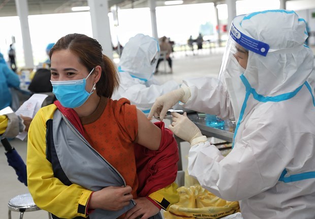 Vietnam acelera inyeccion de tercera dosis de vacuna contra el COVID-19 para la poblacion hinh anh 1