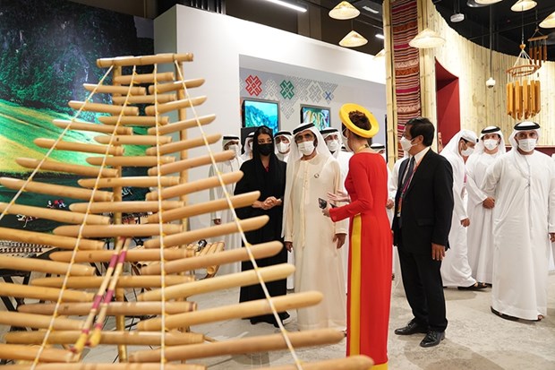 Vicepresidente emirati visita pabellon de Vietnam en EXPO Universal de Dubai 2020 hinh anh 2