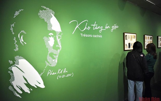 Inauguran en Hanoi exposicion de obras ineditas del desaparecido pintor Phan Ke An hinh anh 1