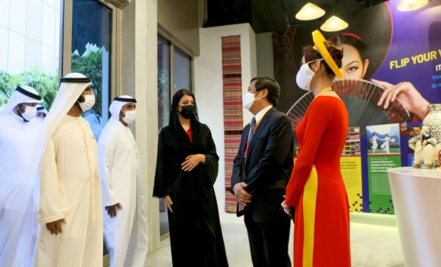 Vicepresidente emirati visita pabellon de Vietnam en EXPO Universal de Dubai 2020 hinh anh 1