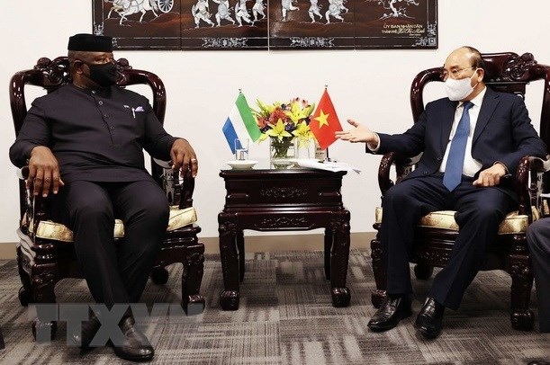 Presidente de Sierra Leona comienza visita oficial a Vietnam hinh anh 1