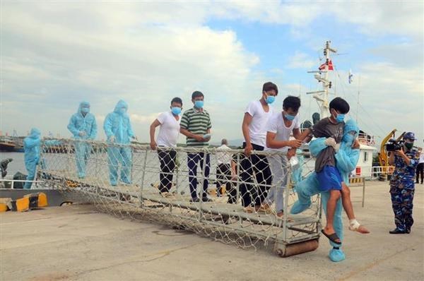Rescatan a seis pescadores accidentados en aguas vietnamitas de Truong Sa hinh anh 1