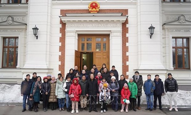 Embajada vietnamita en Rusia continua apoyando a connacionales evacuados de Ucrania hinh anh 1