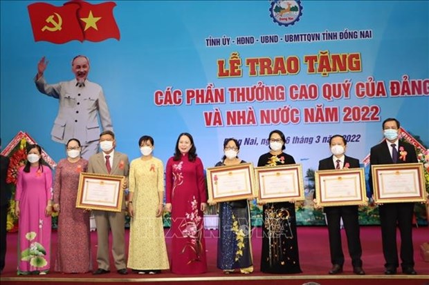 Honran a personas destacadas en movimientos de emulacion patriotica en Vietnam hinh anh 1