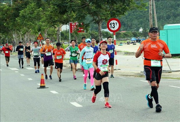 Miles de corredores compiten en Maraton Internacional de Da Nang 2022 hinh anh 1