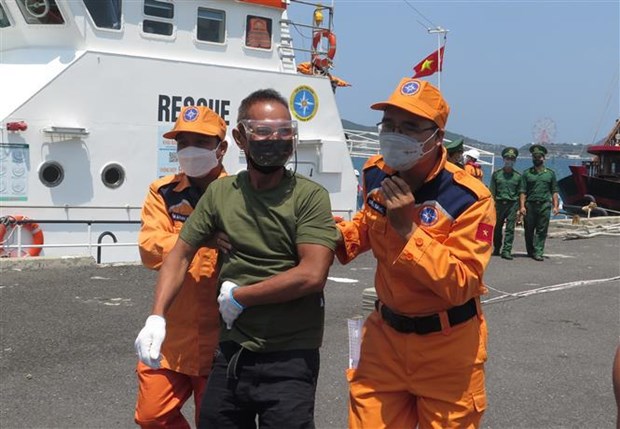Rescatan en aguas vietnamitas a marinero extranjero con problema de salud severo hinh anh 1
