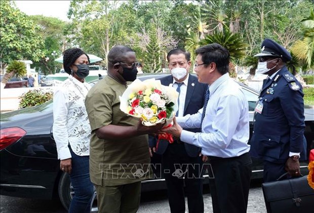 Presidente de Sierra Leona visita Instituto de Investigacion del Arroz del Delta del Mekong en Vietnam hinh anh 1