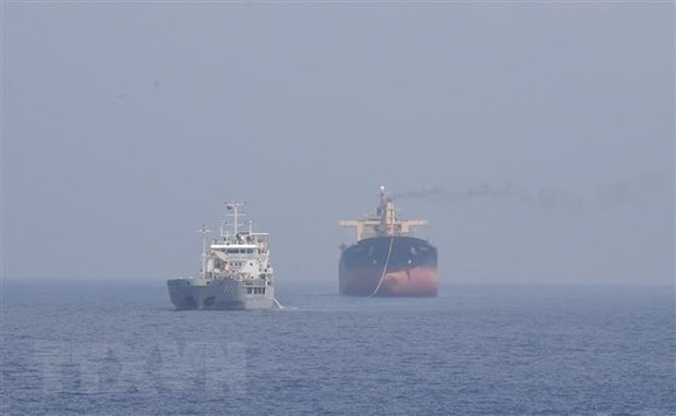 Rescatan a barco panameno en peligro de encallarse en aguas vietnamitas de Truong Sa hinh anh 1