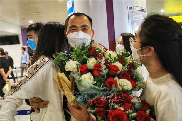 Mas de 259 ciudadanos vietnamitas regresan al pais desde Polonia hinh anh 1