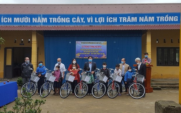 Entidad francesa dona bicicletas a estudiantes pobres en provincia de Thua Thien- Hue hinh anh 1