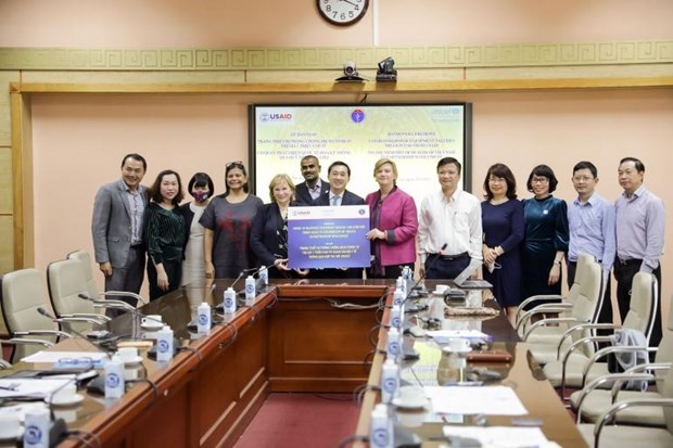 USAID y UNICEF entregan insumos medicos para lucha contra COVID-19 en Vietnam hinh anh 1