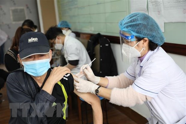 Administra Vietnam tercera dosis de vacuna de AstraZeneca a personas con dosis basica de ARNm hinh anh 1