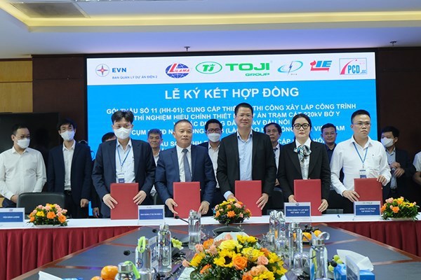 Firman contratos para proyectos de cooperacion electrica entre Vietnam y Laos hinh anh 1