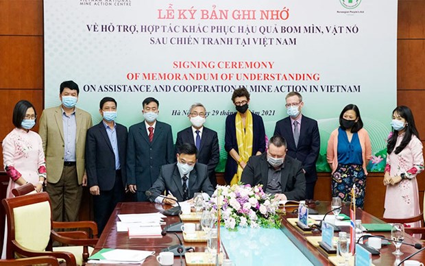 Vietnam busca apoyo internacional para superar secuelas de bombas hinh anh 2