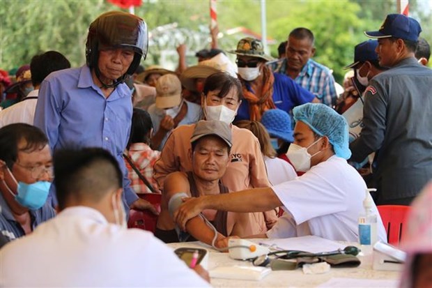 Efectuan examen de salud para cientos de personas de origen vietnamita en Camboya hinh anh 1