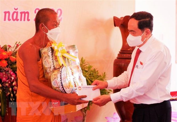 Dirigentes de Vietnam felicitan a la comunidad khmer por su fiesta Chol Chnam Thmay hinh anh 2