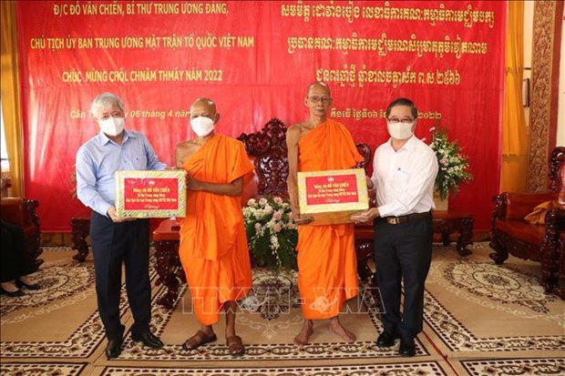 Dirigente vietnamita felicita a comunidad Khmer por fiesta tradicional de Ano Nuevo hinh anh 2