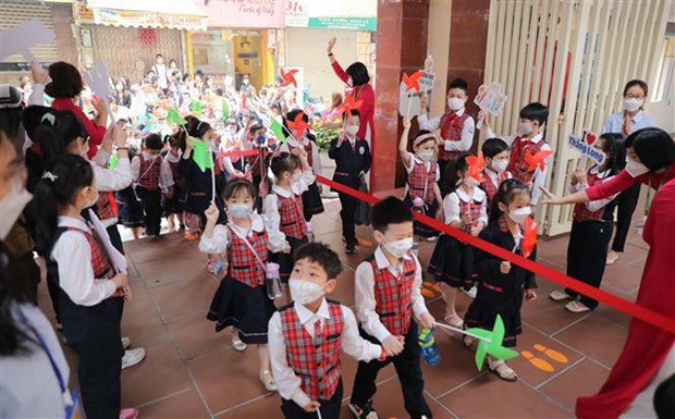 Estudiantes de primero a sexto grado en Hanoi retornaron a escuelas hinh anh 2