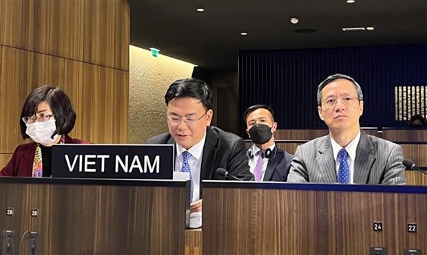 Vietnam asiste al 214 sesion del Consejo Ejecutivo de la UNESCO hinh anh 1