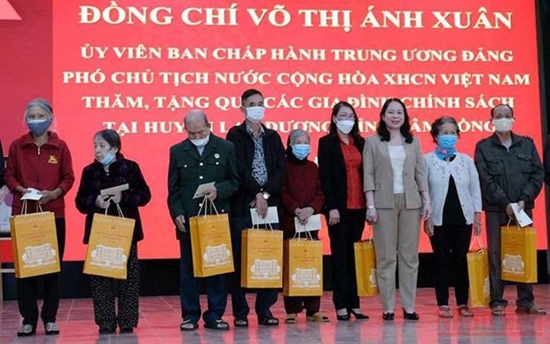 Vicepresidenta vietnamita entrega regalos a familias beneficiarias de politicas preferenciales hinh anh 1
