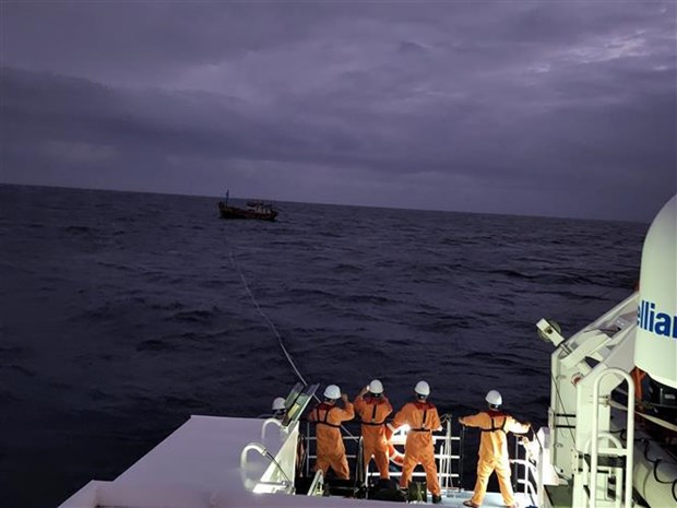 Rescatan a tres marineros vietnamitas accidentados en el mar hinh anh 1