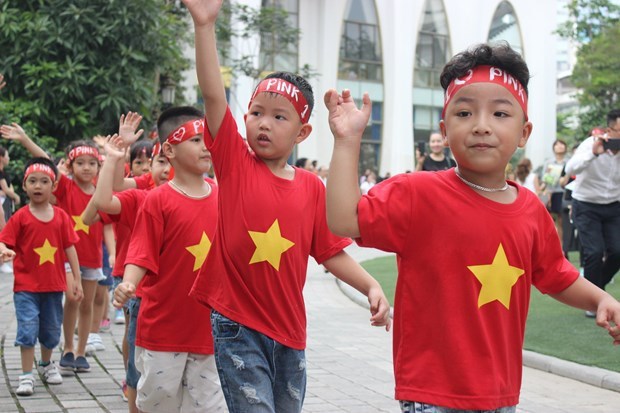 Padres y maestros manifiestan alegria por reapertura de jardines de infancia en Hanoi hinh anh 1