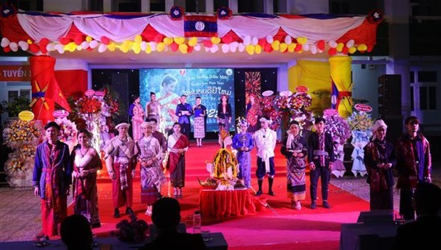 Estudiantes laosianos en Vietnam celebran Festival Bunpimay hinh anh 1