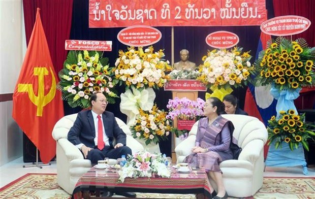 Dirigentes de Ho Chi Minh felicitan por la fiesta tradicional Bunpimay de Laos hinh anh 1