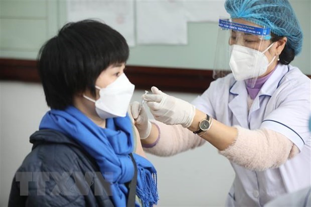Registra Vietnam casi 23 mil casos nuevos de COVID-19 hinh anh 1