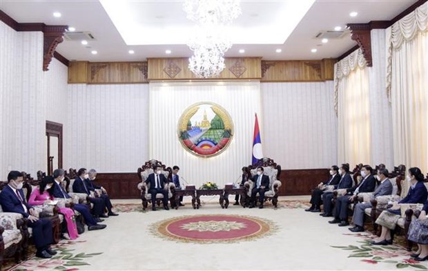 Premier laosiano recibe a ministro vietnamita de Industria y Comercio hinh anh 1