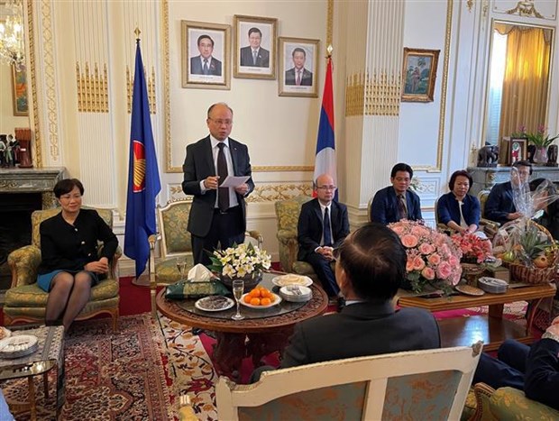 Embajada de Vietnam en Francia felicita la fiesta Bunpimay de Laos hinh anh 1