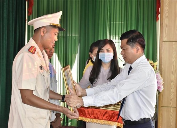 Otorgan medalla de valentia a oficial vietnamita por salvar vidas a accidentados hinh anh 1