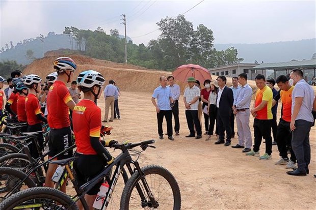 SEA Games 31: Provincia vietnamita revisa preparativos para competicion ciclista hinh anh 2