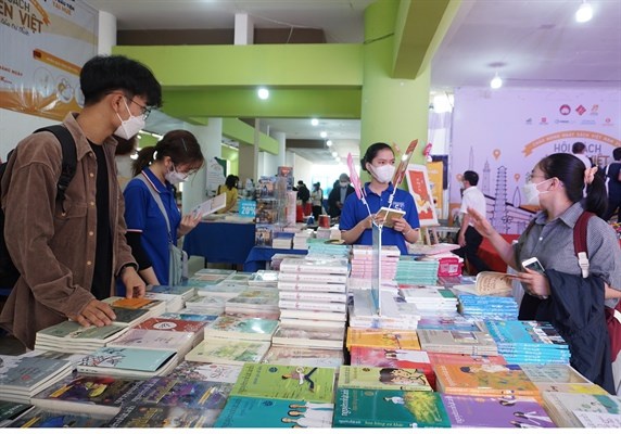 Feria de Libro transvietnamita se desarrolla por primera vez en ciudad de Hue hinh anh 1